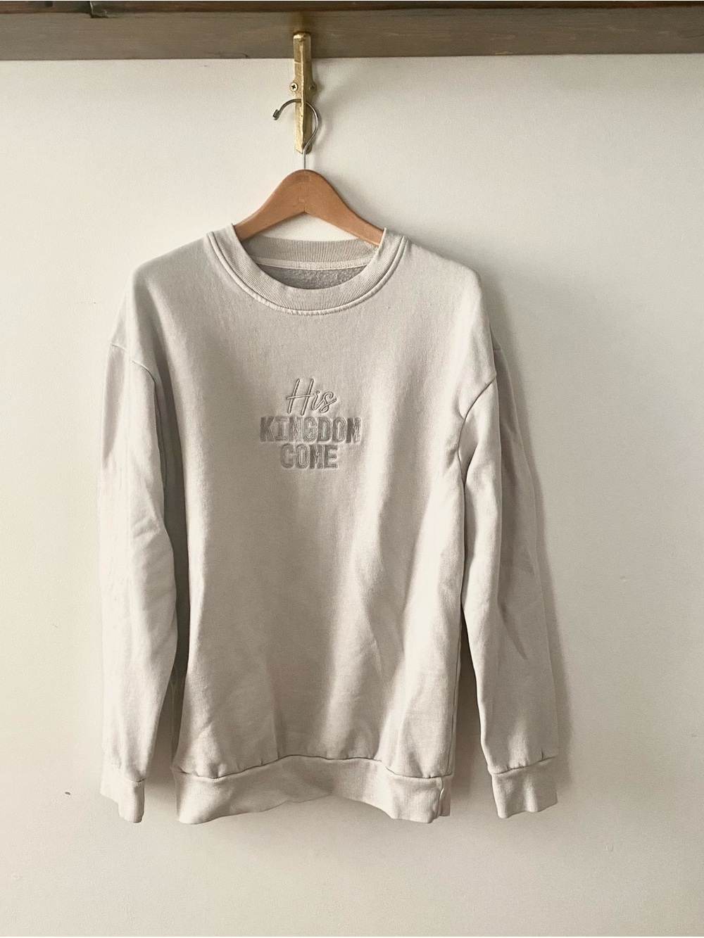 Crewneck Sweatshirt in Light grey - Embroidered Text His Kingdom Come